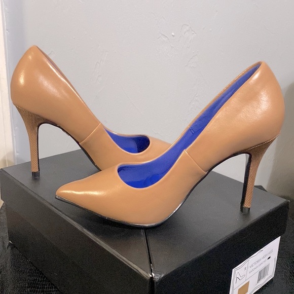 Classic Nude Leather High Heels, size 6.5B, NIB. - Picture 3 of 16